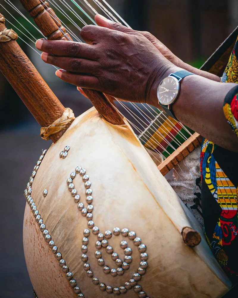Les mains d'un musicien sur les cordes d'une kora