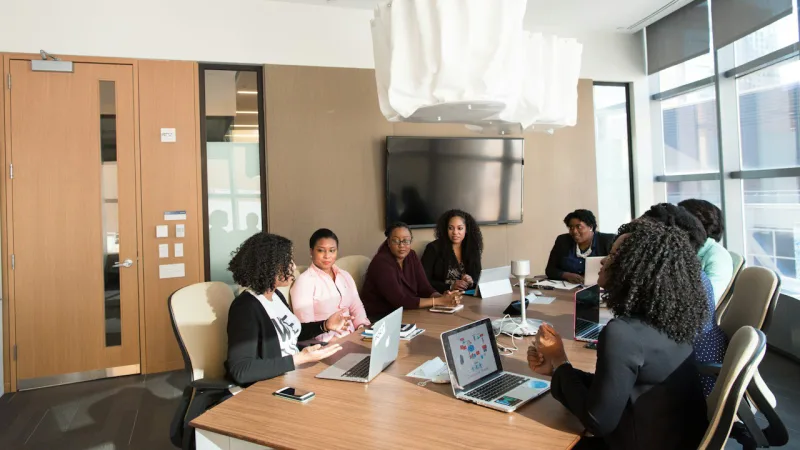 Une réunion de travail autour d'une grande table
