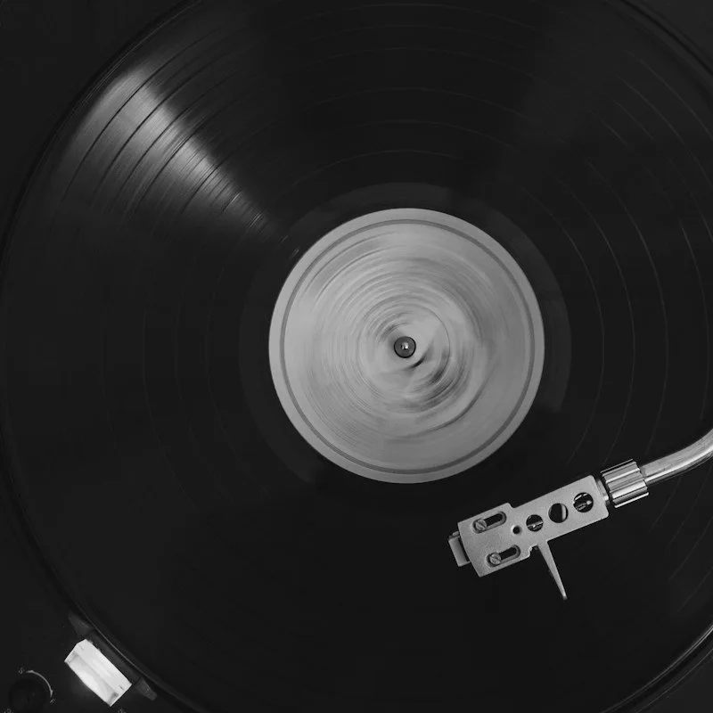 Un disque vinyle qui tourne sur une platine