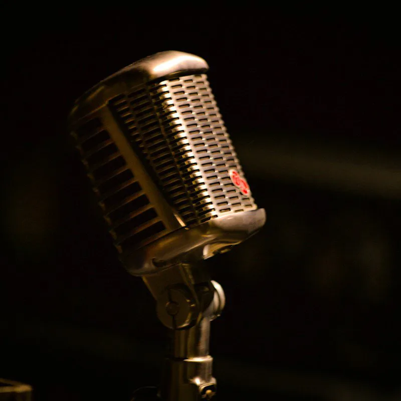 Un micro vintage sur fond sombre
