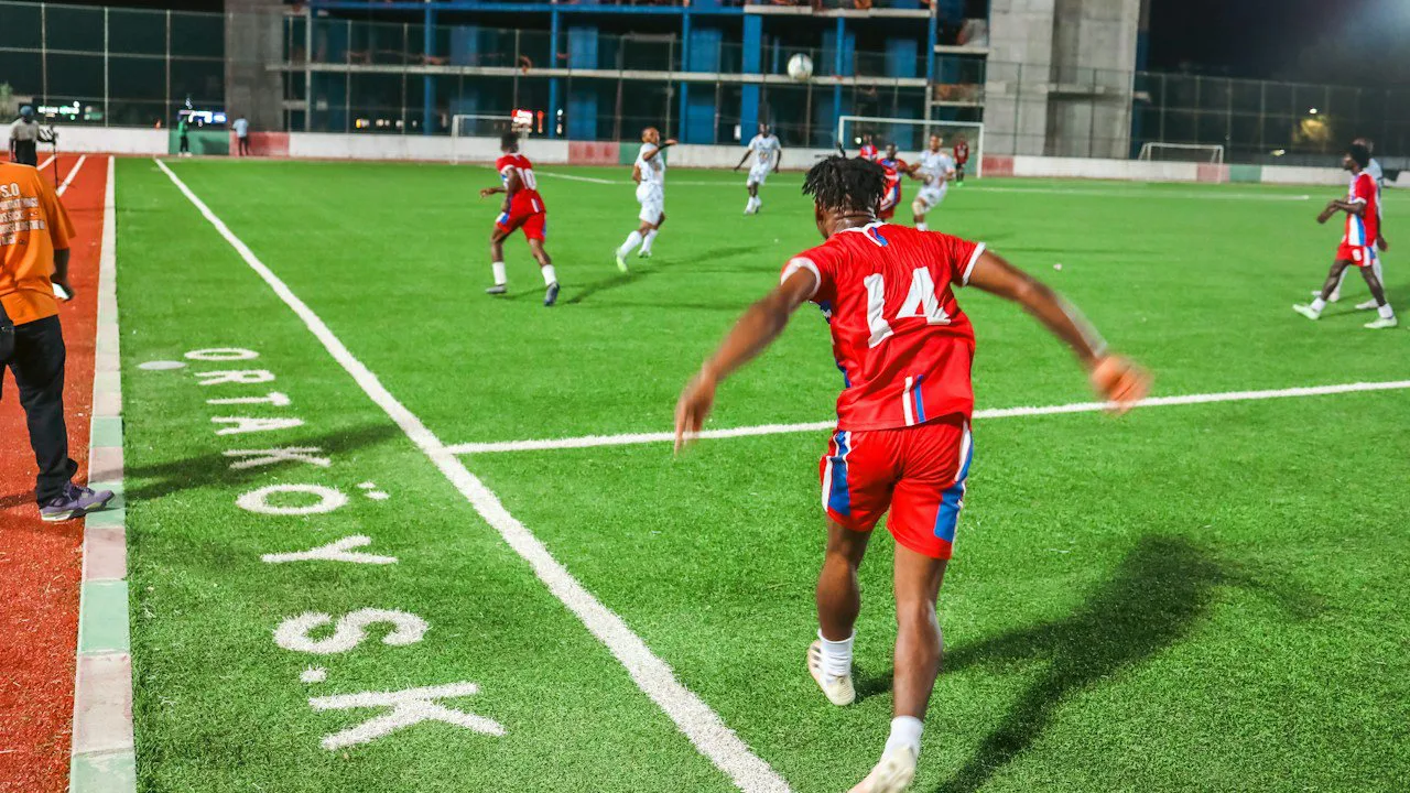 Des joueurs de football à l'entraînement sur un terrain synthétique