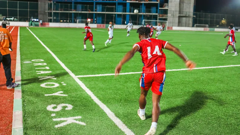 Des joueurs de football à l'entraînement sur un terrain synthétique
