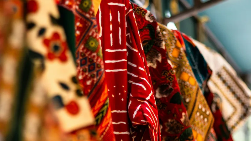 Des tissus aux motifs traditionnels exposés
