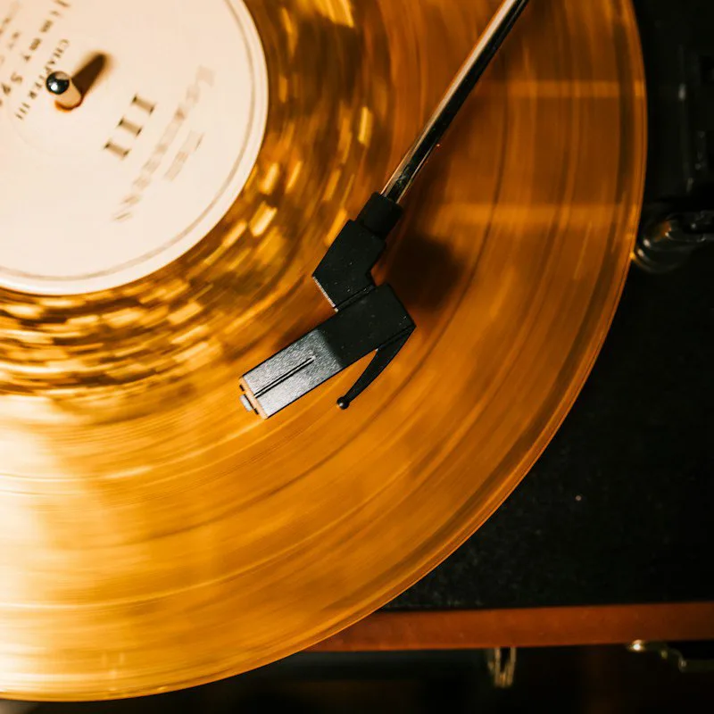 Un disque vinyle ambré qui tourne sur une platine