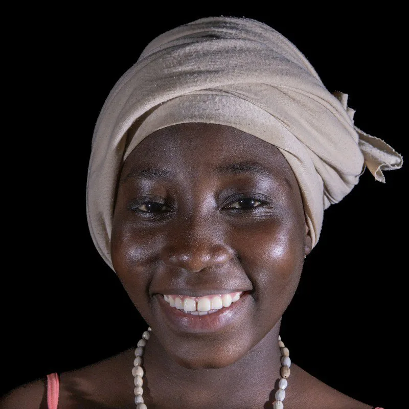 Une femme souriante portant un foulard