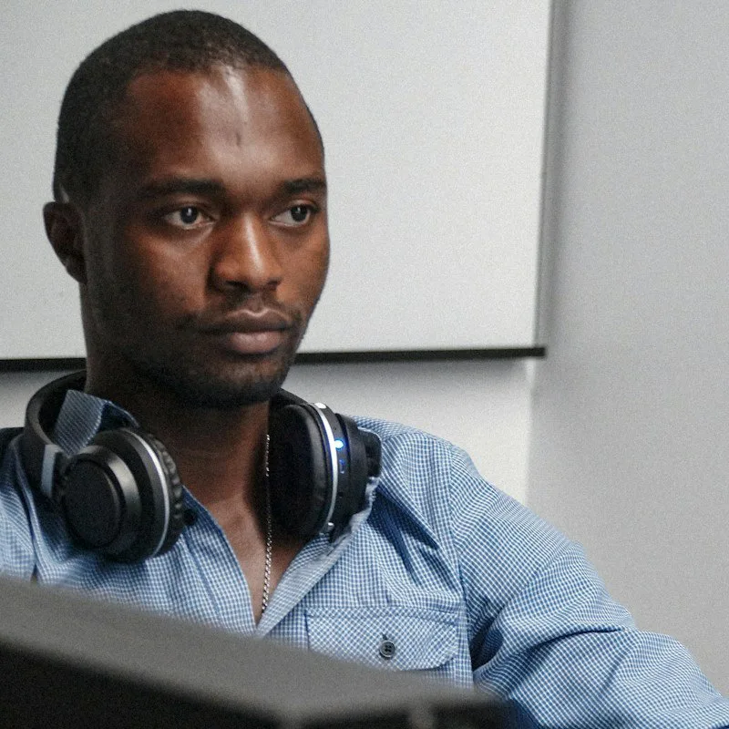 Un homme concentré devant un écran d'ordinateur