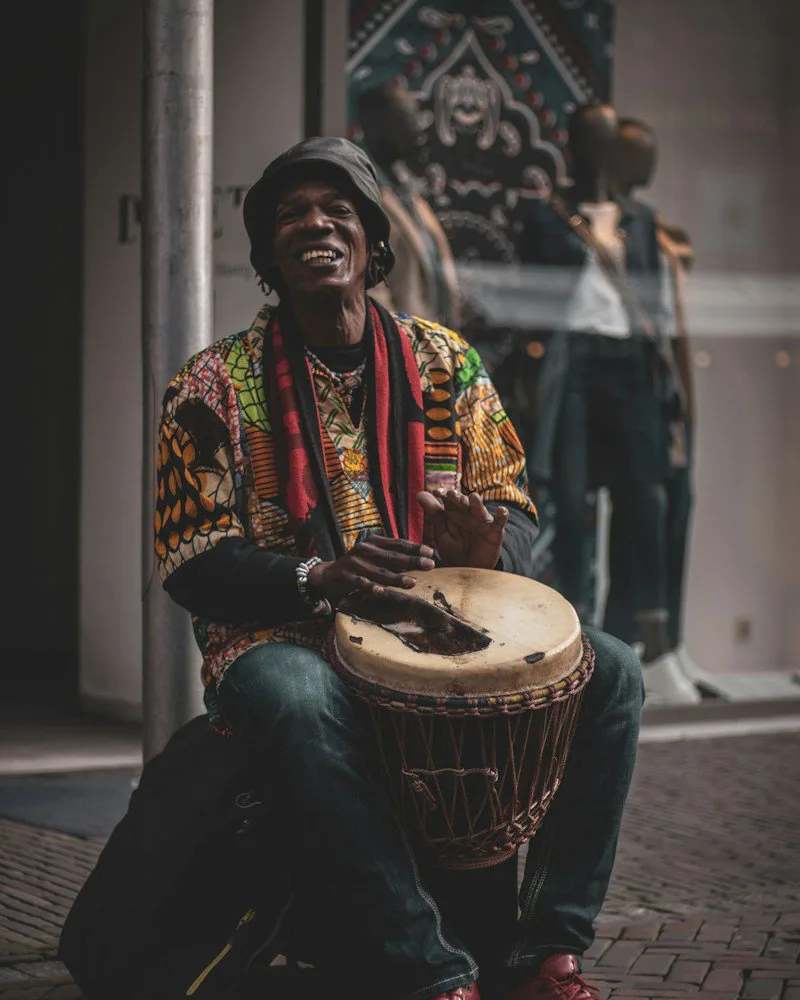 Un musicien joue du djembé