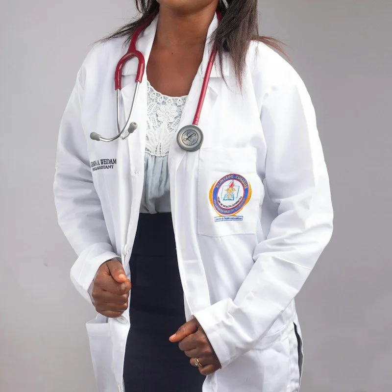 Une soignante en blouse blanche, stéthoscope autour du cou