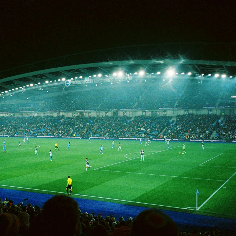 Un match de football dans un stade éclairé la nuit