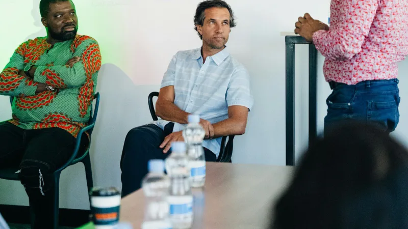 Une table ronde avec plusieurs intervenants