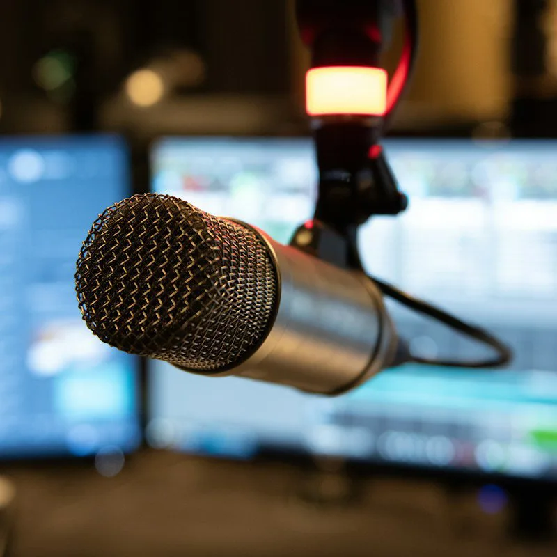 Un micro de studio devant le voyant « à l'antenne »