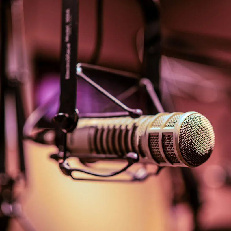 Un micro de studio sous une lumière chaude